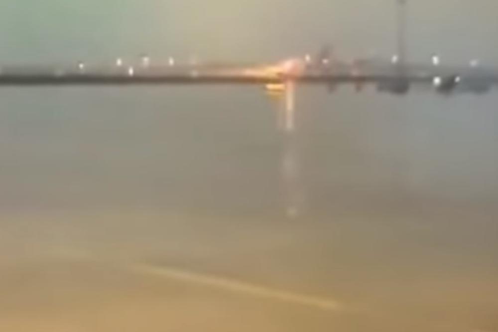 KAMERE SNIMILE TRENUTAK KADA SE LETELICA RASPALA NA 3 DELA! U NJOJ JE BILO 177 PUTNIKA: Nakon UDARCA, izbio POŽAR!