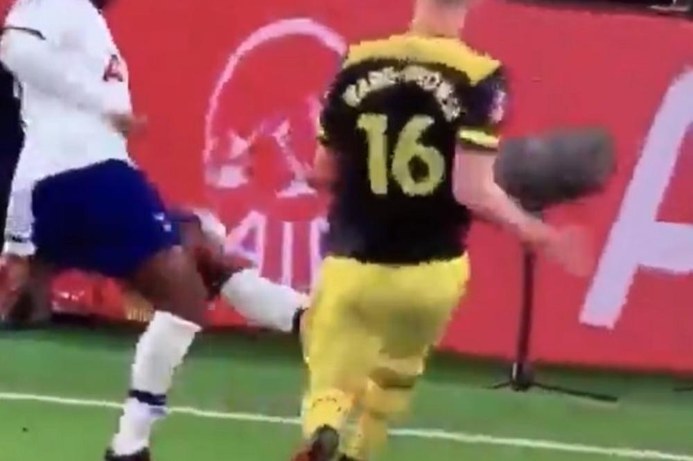 JEZIVA POVREDA PREMIJERLIGAŠKOG FUDBALERA: Previjao se u bolovima, vidi mu se kost - dobio je kiseonik na terenu!