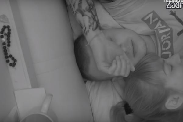 MILJANA I KARIĆ SPAVALI ZAJEDNO, PAO I PRVI POLJUBAC: Završili u krevetu pa se ZANELI! (VIDEO)