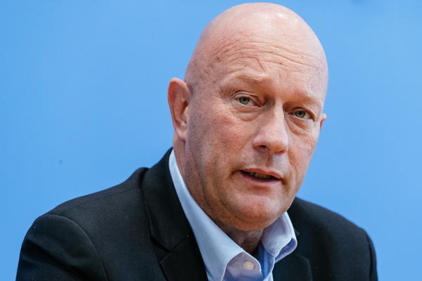 DOLAZAK OVOG ČOVEKA NA VLAST POSEJAO JE STRAH U NEMAČKOJ: Fašizam ipak nije izumro (VIDEO)