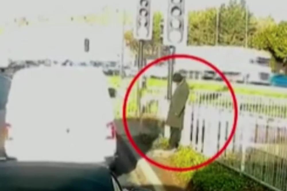 SNIMLJENO JE ODVRATNO IŽIVLJAVANJE NAD PROSJAKOM: Stajao je pored semafora kada je doživeo UŽAS (VIDEO)
