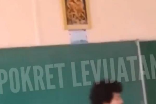 BOGOHULJENJE U SRPSKOJ ŠKOLI: Tinejdžeri iz Zrenjanina GAZILI SVETOG SAVU! (VIDEO)