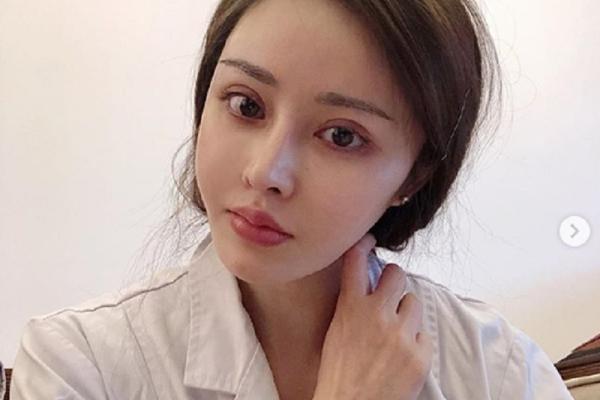 DOKTORKA KOJA IMA PRELEPO LICE KRIJE JEZIVU TAJNU: Čekajte da joj vidite telo, POTPUNI ŠOK! (FOTO)