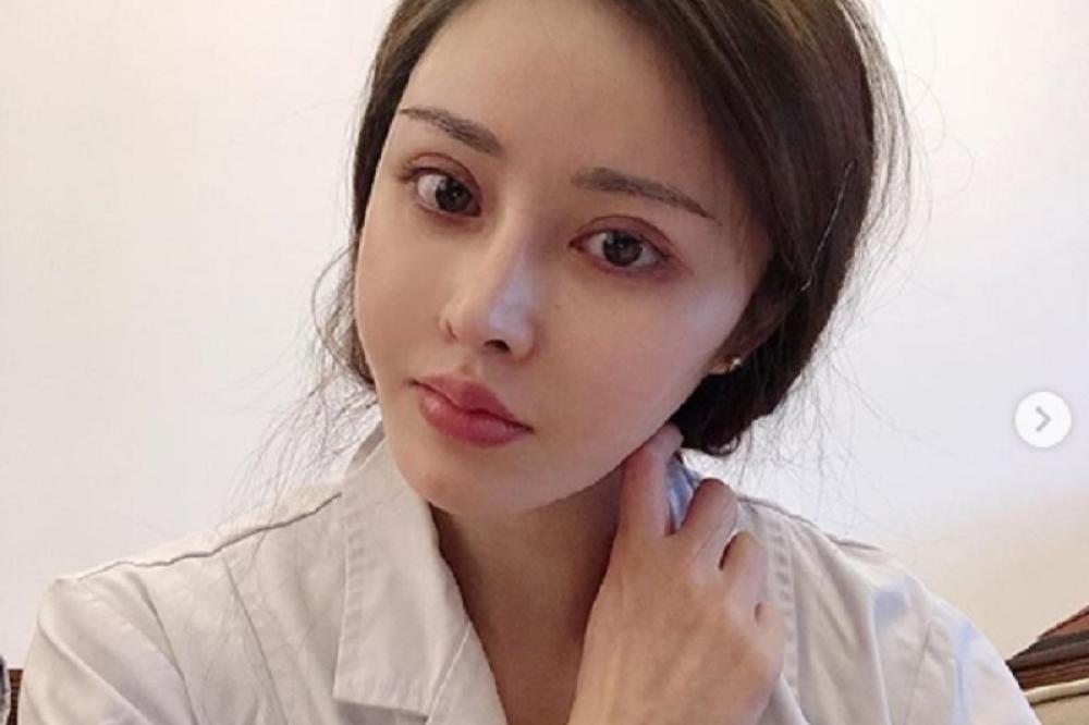 DOKTORKA KOJA IMA PRELEPO LICE KRIJE JEZIVU TAJNU: Čekajte da joj vidite telo, POTPUNI ŠOK! (FOTO)