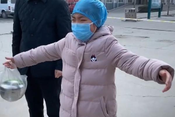 SRCEPARAJUĆI SNIMAK KOJI JE OBIŠAO SVET: Ćerka lije suze, ne može da ZAGRLI majku koja leči obolele! (VIDEO)