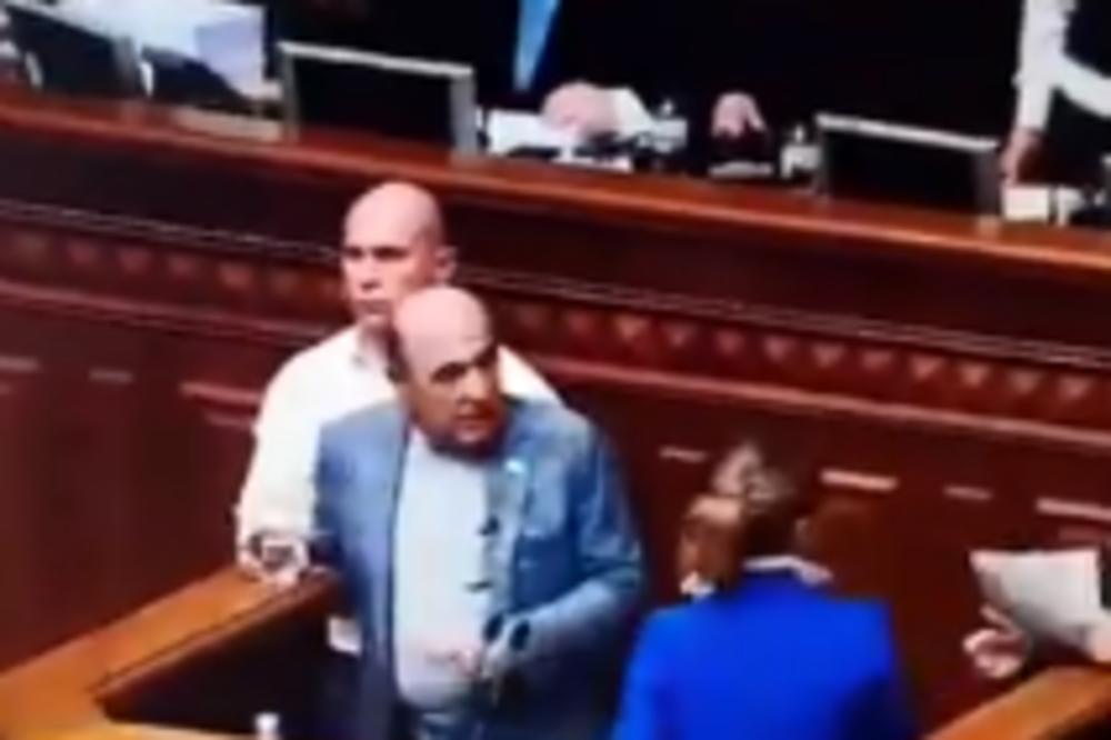 TUČA U PARLAMENTU! Rasprava o novom zakonu prerasla u ŽESTOK OKRŠAJ, SEVAJU PESNICE, KAMERE SVE ZABELEŽILE!