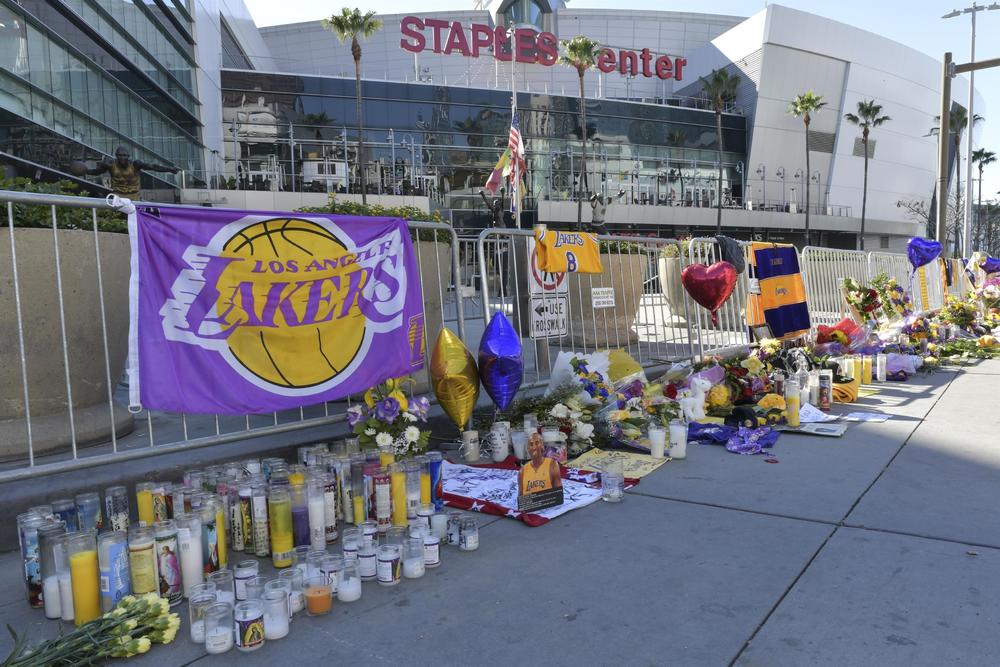 Stejpls centar, navijači ispred donose već danima sveće, cveće i uspomene na Kobija