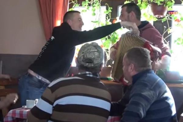 PA OVO JE HIT! Srbi kraj Ivanjice ostali zavejani u kafani 12 sati: Kad su spasioci videli šta rade ŠOKIRALI SU SE