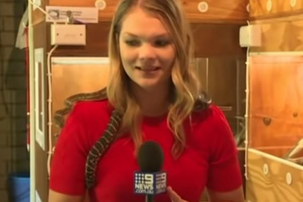 VODITELJKA IZVEŠTAVALA SA ZMIJOM OKO VRATA, KADA SE DESILO NAJGORE: Nije mogla da sakrije STRAH (VIDEO)