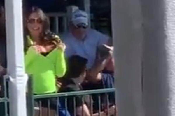 AUUU, ISPADOŠE LUBENICE: Izvadi žena ogromne grudi na jednom od najvećih svetskih turnira i pokaza ih njemu u facu!