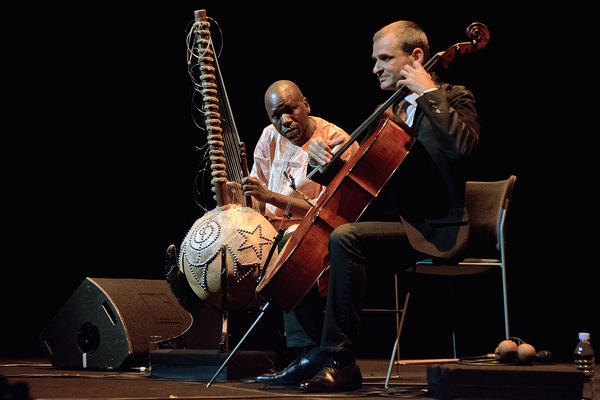 Velikom afričkom umetniku uništen muzički instrument na američkoj carini