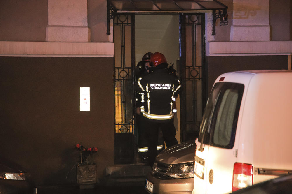 DRAMA U NIŠU: Povređeni čovek izvučen iz kuće u plamenu, smesta prevezen u Urgentni!