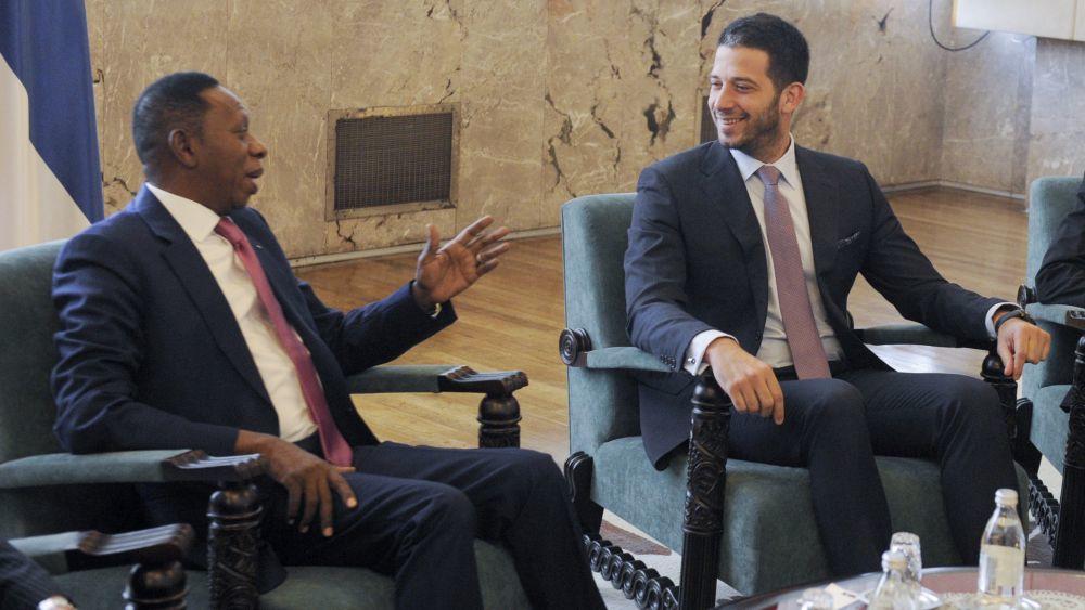 Vanja Udovičić u razgovoru s Hamaneom Nijangom