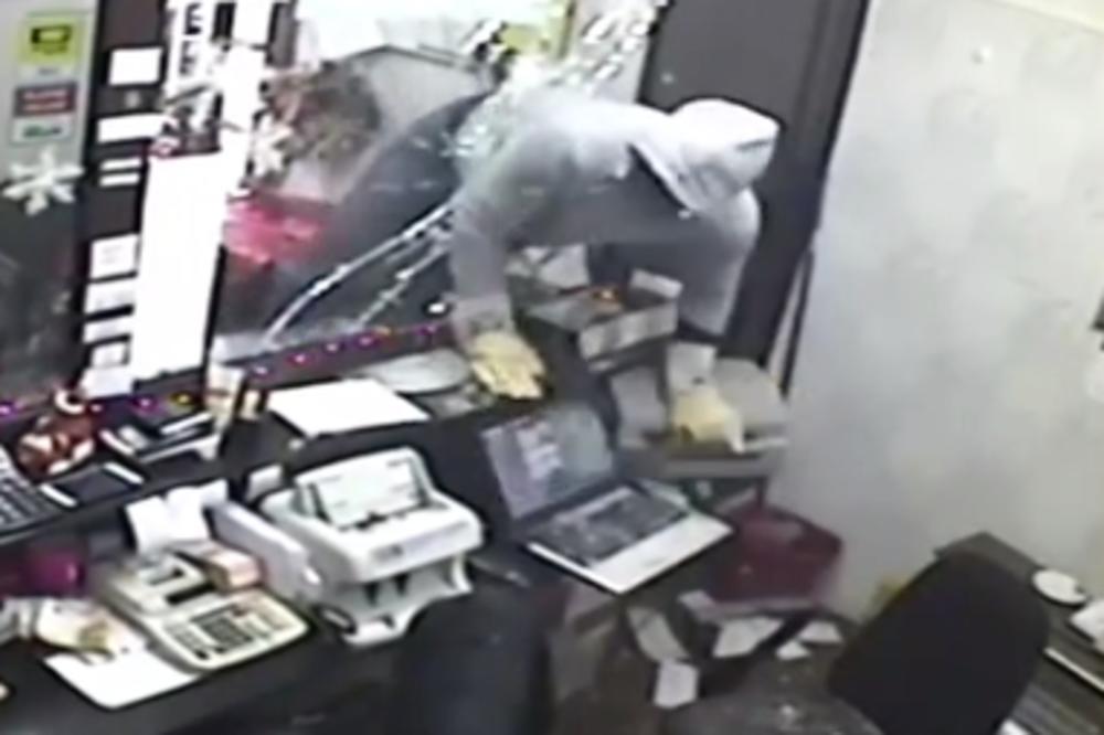 SMOTANI PLJAČKAŠ IZ OMOLJICE PROBAO JE DA SE SAKRIJE IZA KIŠOBRANA: Sada svi znaju ko je, NADIMAK MU JE KINEZ!