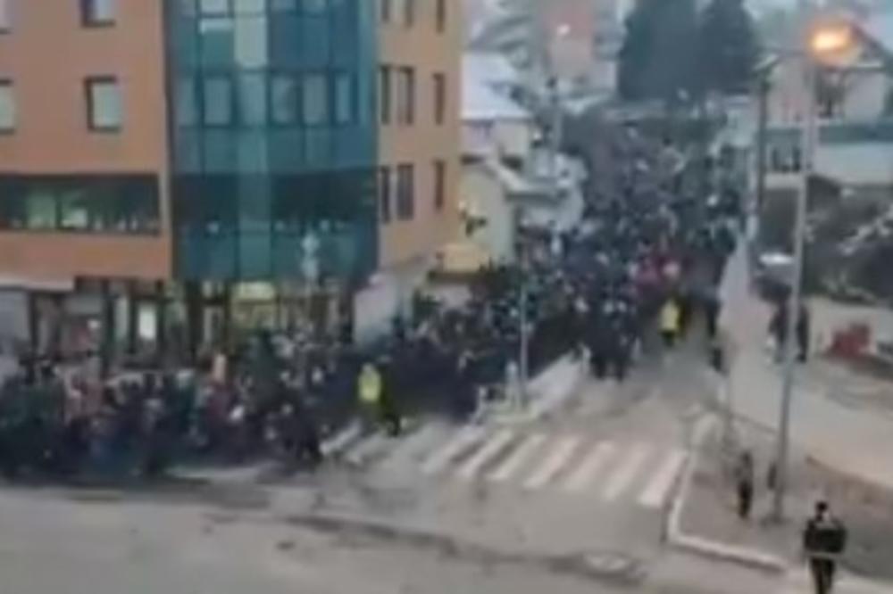 NAJLEPŠA SCENA NA LITIJAMA U CRNOJ GORI: Dečak je izašao iz mase i poljubio policajca! KASNIJE SE SAZNALO KO JE ON