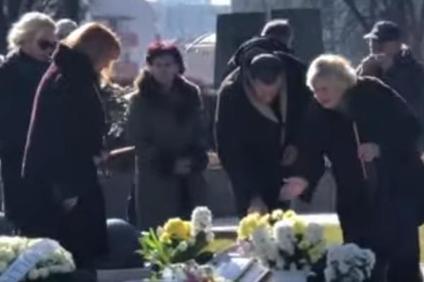 NA GROBU ŠABANA ŠAULIĆA OSVANULA MISTERIOZNA PORUKA I SIMBOL OKA: Ko je ostavio OVO i o čemu se radi?