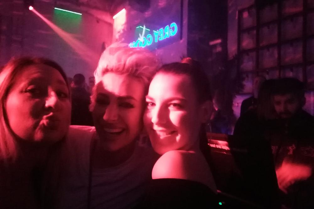 UHVATILI SMO DUŠICU JAKOVLJEVIĆ U NOĆNOM PROVODU! Svi pišu da je u VEZI sa ĐEKSONOM, a mi smo je TAJNO USNIMILI!