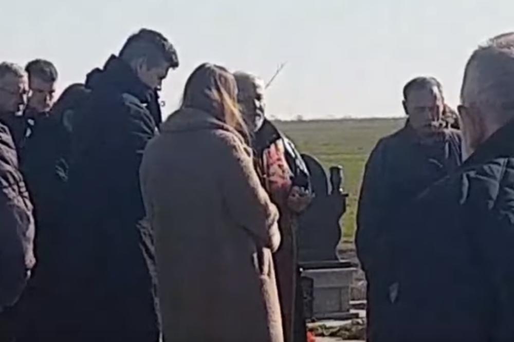 SLOBA NA GROBU OCA POVODOM 40 DANA OD SMRTI: Skamenjen od BOLA, Jelena sve vreme uz njega