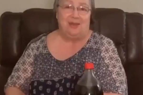 OVA ŽENA NIJE URADILA SVOJ INTERNET DOMAĆI: Probala je da otvori flašu koka kole, pogodite šta se desilo (VIDEO)