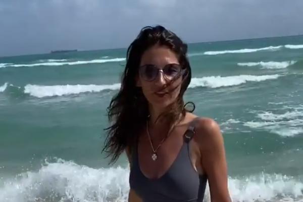 ONA JE JEDINA ŽENA NA PLAŽI KOJA NIJE IZOPERISANA! Sanja Marinković pokazala VRELO TELO u MAJAMIJU, AMERI ŠOKIRANI!