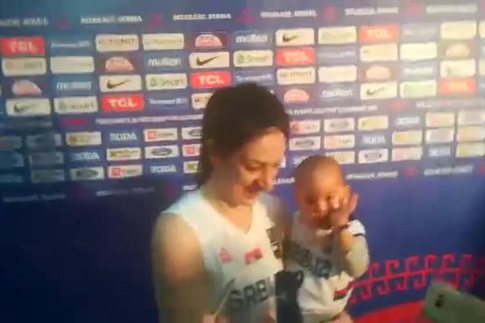HIT MOMENAT POSLE POBEDE NAD NIGERIJOM: Jelena Bruks dovela sina u naručju, a on je napravio žurku među novinarima!