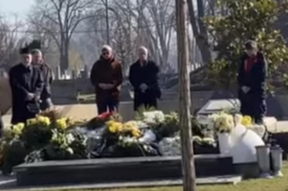 SCENE NA POMENU KOJE ULIVAJU JEZU U KOSTI: Supruga Nebojše Glogovca slomljena od BOLA, grli i ljubi SPOMENIK!