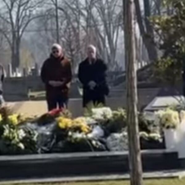 DRUGA GODIŠNJICA SMRTI NEBOJŠE GLOGOVCA! Na grobu pronađena MISTERIOZNA PORUKA sa inicijalima "N" i CVEĆE!