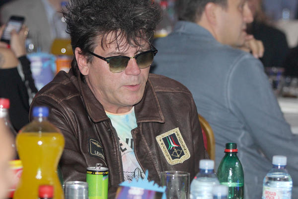 BEBEK TUŽIO ŽERU IZ CRVENE JABUKE! Sve pare od KONCERATA uzeo za SEBE, duguje na desetine HONORARA