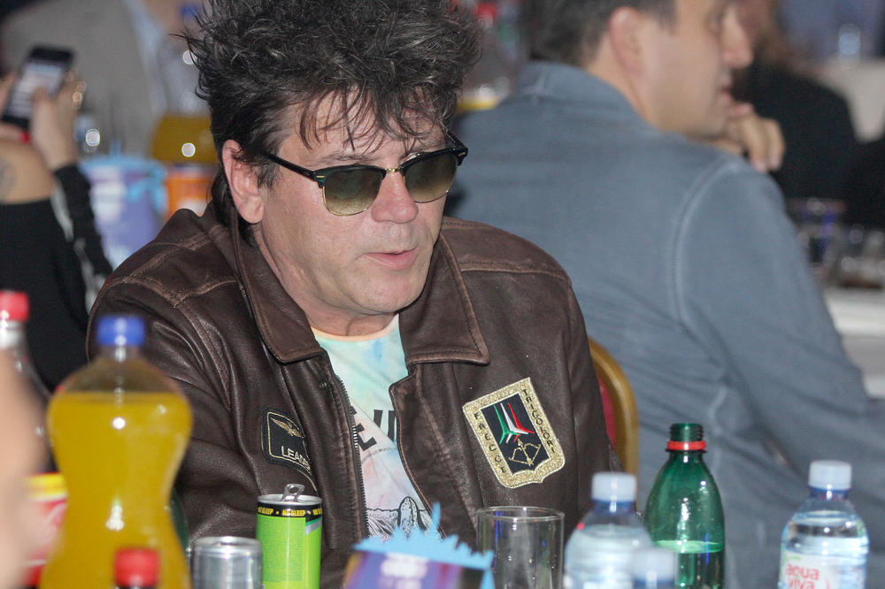 BEBEK TUŽIO ŽERU IZ CRVENE JABUKE! Sve pare od KONCERATA uzeo za SEBE, duguje na desetine HONORARA