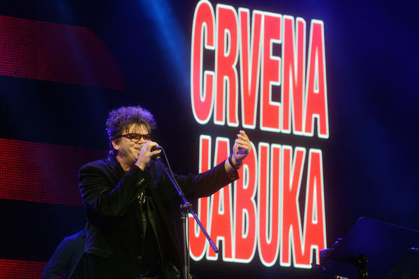 ESTRADA BESNA ZBOG KONCERTA CRVENE JABUKE U JEKU PANDEMIJE: Koliko je samo kolega PREMINULO zbog KORONE!