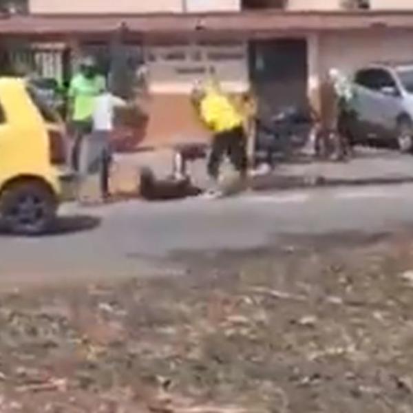 UZNEMIRUJUĆE! NAVIJAČ UBIJEN NASRED ULICE: Izboli ga na smrt, a prolaznik nije hteo da ga odveze u bolnicu!