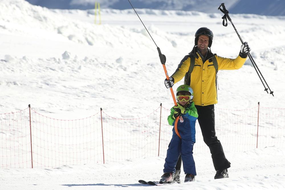 NOVAK UŽIVA NA SKIJANJU S PORODICOM: Rastopićete se kad vidite kako je Nole brižljiv tata i divan muž!