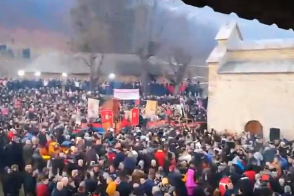 NAROD SE OKUPLJA ISPRED TUŽILAŠTVA U BERANAMA: Počinje saslušanje sveštenika u Crnoj Gori