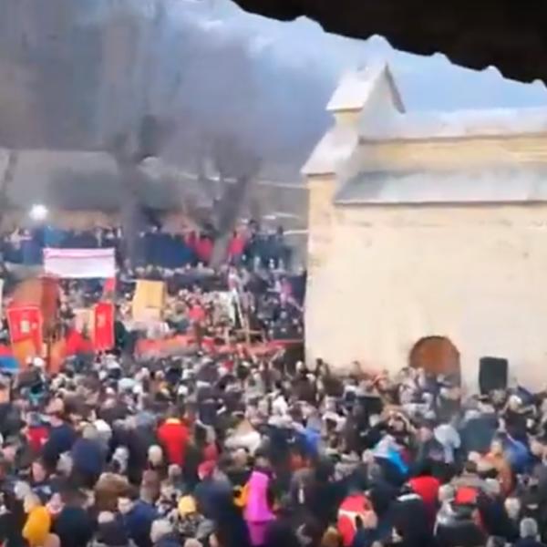 NAROD SE OKUPLJA ISPRED TUŽILAŠTVA U BERANAMA: Počinje saslušanje sveštenika u Crnoj Gori