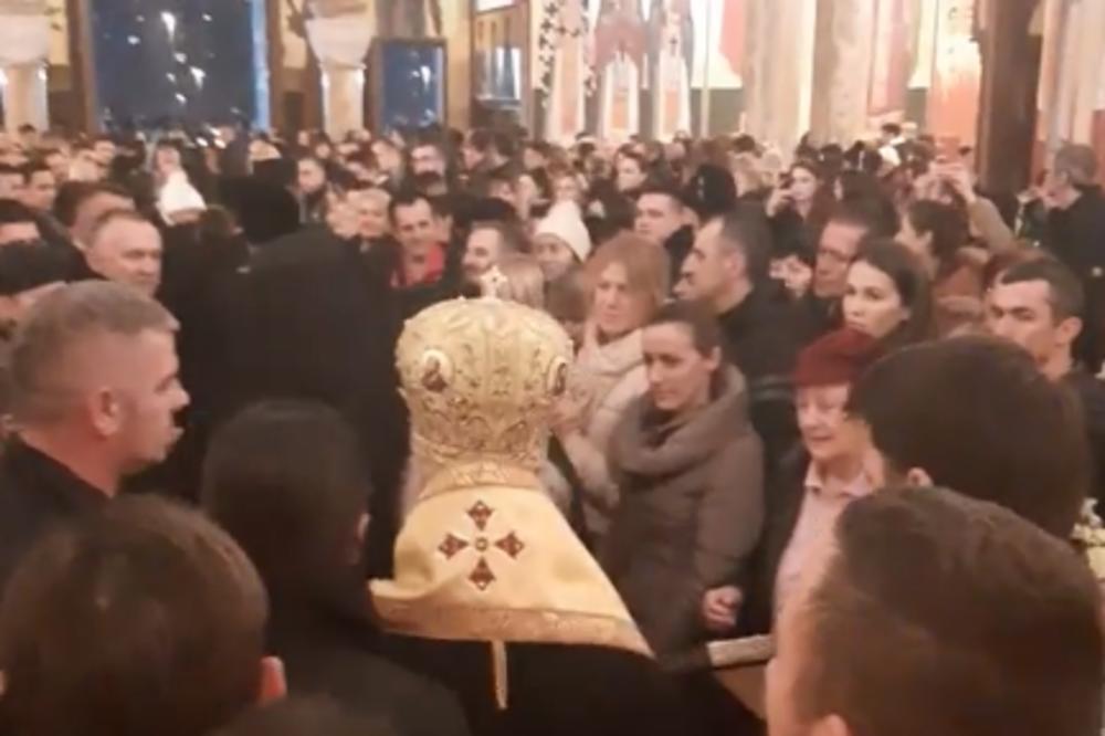 AMFILOHIJE PREDVODI VERNIKE U PODGORICI: Na litiji desetine hiljada vernika (VIDEO)