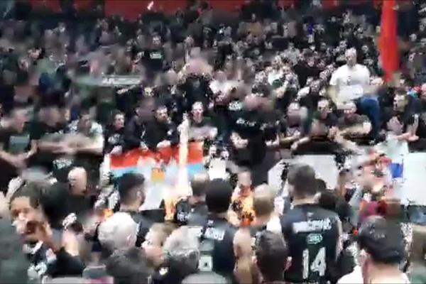 OVO SE NE VIĐA ČESTO: Nije samo Novica držao megafon - još jedan igrač Partizana vodio navijanje sa Grobarima!