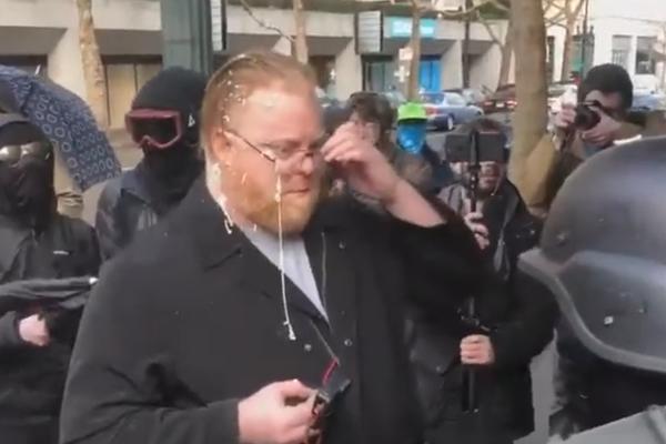 MASKIRANI LEVIČARI NAPALI NOVINARA: Nacisti nisu došli, udarili na one koji su takođe bili tu da PROTESTUJU (VIDEO)