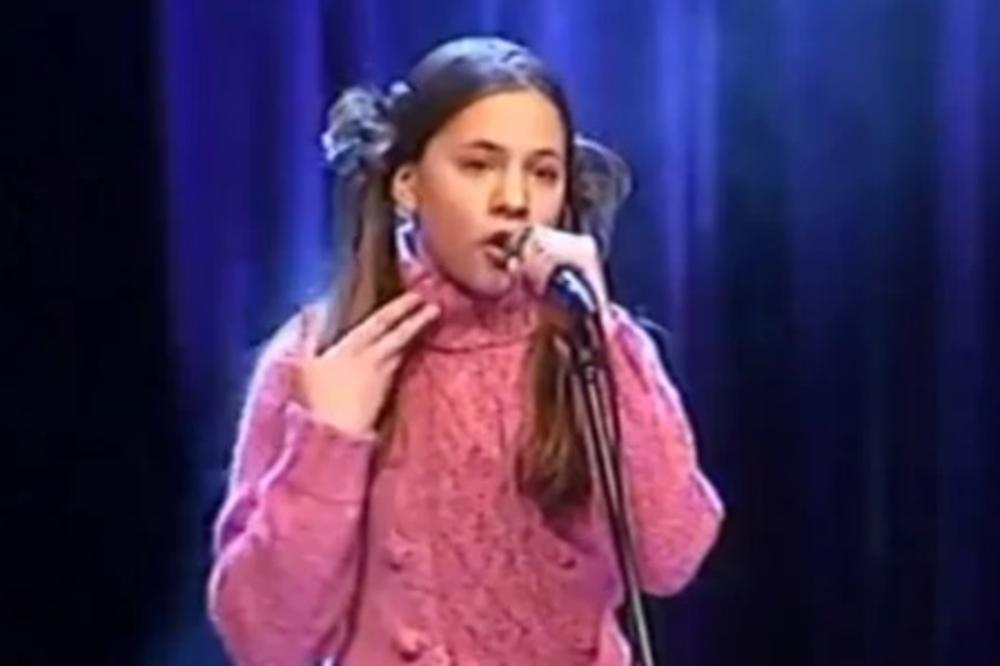 PREPOZNAJETE LI DEVOJČICU SA SLIKE!? DANAS JE MEGA ZVEZDA, MUŠKARCI UZDIŠU ZA NJOM: Srbija je ponosna na nju! FOTO