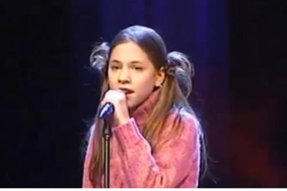 DANAS ZA NJOM UZDIŠE CELA SRBIJA, POSTALA JE POPULARNIJA OD SVOG OCA! Da li prepoznajete ovu DEVOJČICU?