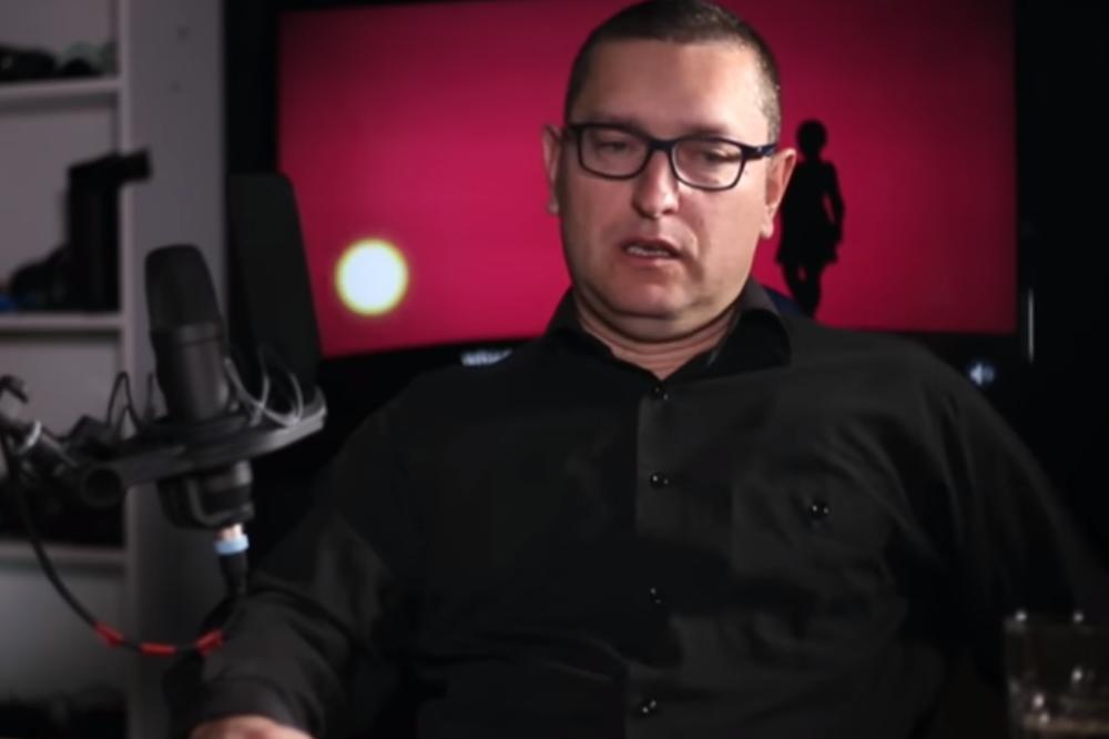 MIGRANTI ULAZE U SRBIJU BEZ PASOŠA, A MENI PRETRESAJU AUTO! Firer u svom stilu napadao, pa je pomenuo šta ga MUČI