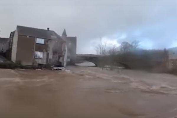 BUJICA ODNELA CEO HOTEL, RUŠILI SE KROVOVI, NA LJUDE PADALO DRVEĆE: Ovakva OLUJA se u Evropi NE PAMTI (VIDEO)