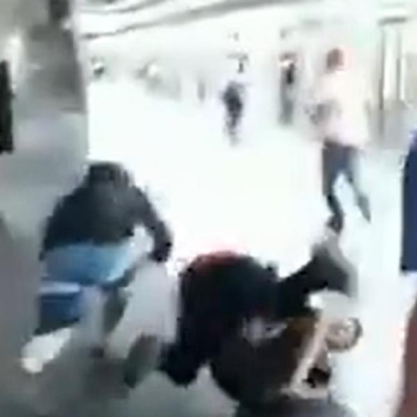 BRUTALNA TUČA VEČITIH RIVALA: Filmska jurnjava po stanici! Onaj ko nije uspeo da pobegne dobio je žestoke batine!