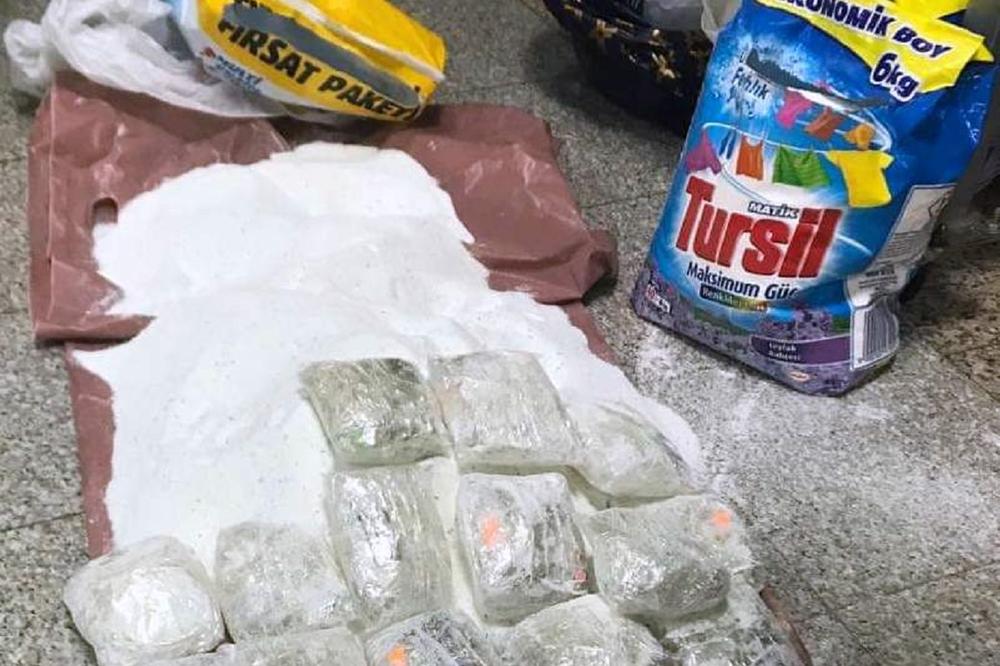 SRPSKI CARINICI OTVORILI SU VREĆE PRAŠKA ZA VEŠ! Unutra su imali šta da vide, unutra JE bilo 13 PAKETIĆA (FOTO)