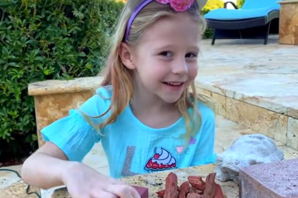 ANASTASIJA JE DEVOJČICA KOJA ZARAĐUJE 18 MILIONA DOLARA GODIŠNJE: Njeni roditelji potpisali masne UGOVORE