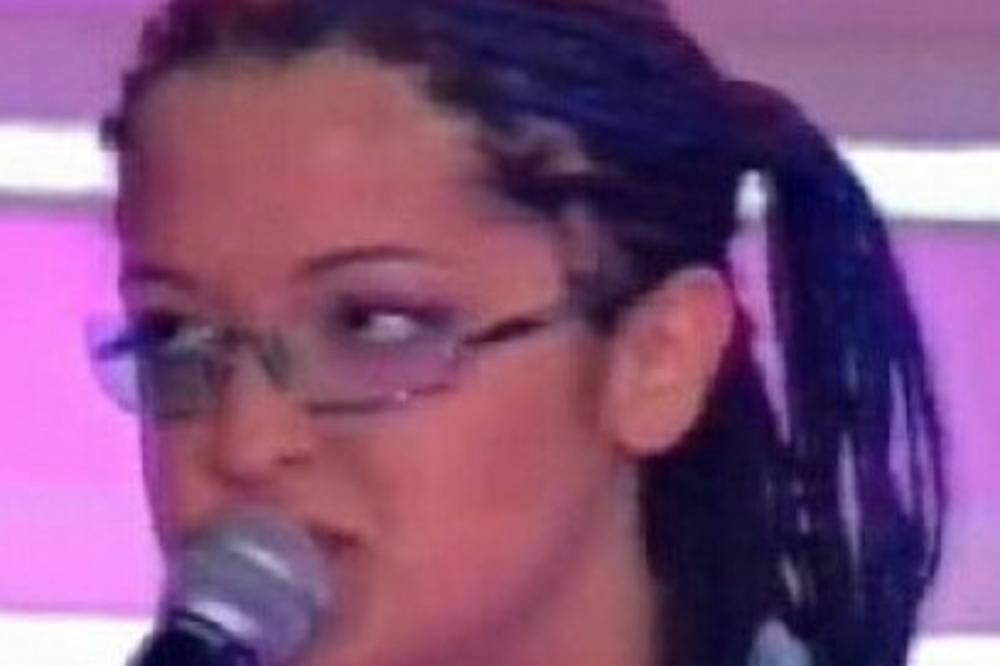 ZAVODNICA DUGE KOSE SA KIKAMA, NAŠMINKANA, NA VRTOGLAVO VISOKIM ŠTIKLAMA: Mariju u ovom izdanju NE PAMTE MUŠKARCI?