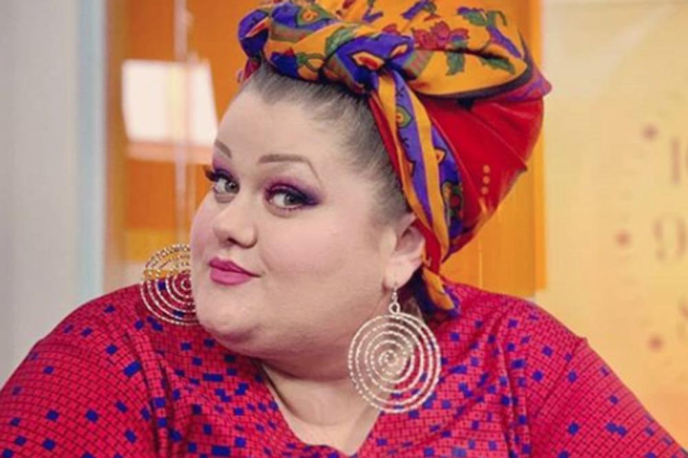 SKINULA TURBAN I PUSTILA PUNĐU, SVI PRIČAJU O NOVOM IZDANJU BOJANE STAMENOV: Niko nije znao da IMA KOSU! (FOTO)