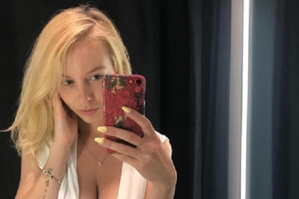 VRELA RUSKINJA VOLI HOKEJ, A OBLINAMA TOPI LED: Često je na ledu, ali još češće je bez odeće - a tek kad zajaše...