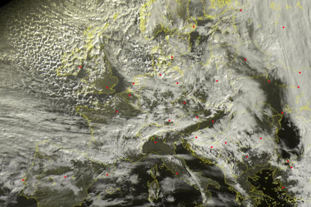 DŽINOVSKA OLUJA NAD EVROPOM SE PREPOLOVILA NA DVA DELA! Pogledajte kako ona JURI PREMA SRBIJI! (VIDEO)