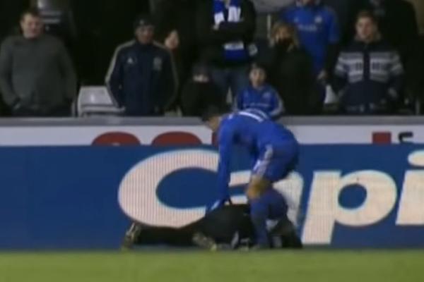 SEĆATE LI SE DEČAKA KOJEG JE AZAR UDARIO NA TERENU? Klinac je sada MILIONER!