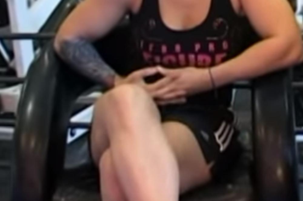 OVU FOTOGRAFIJU BI NAJRADIJE SAKRILA DA MOŽE! Rijaliti učesnica SKANDALOZNO ispozirala, pa se sama sebi SMEJALA